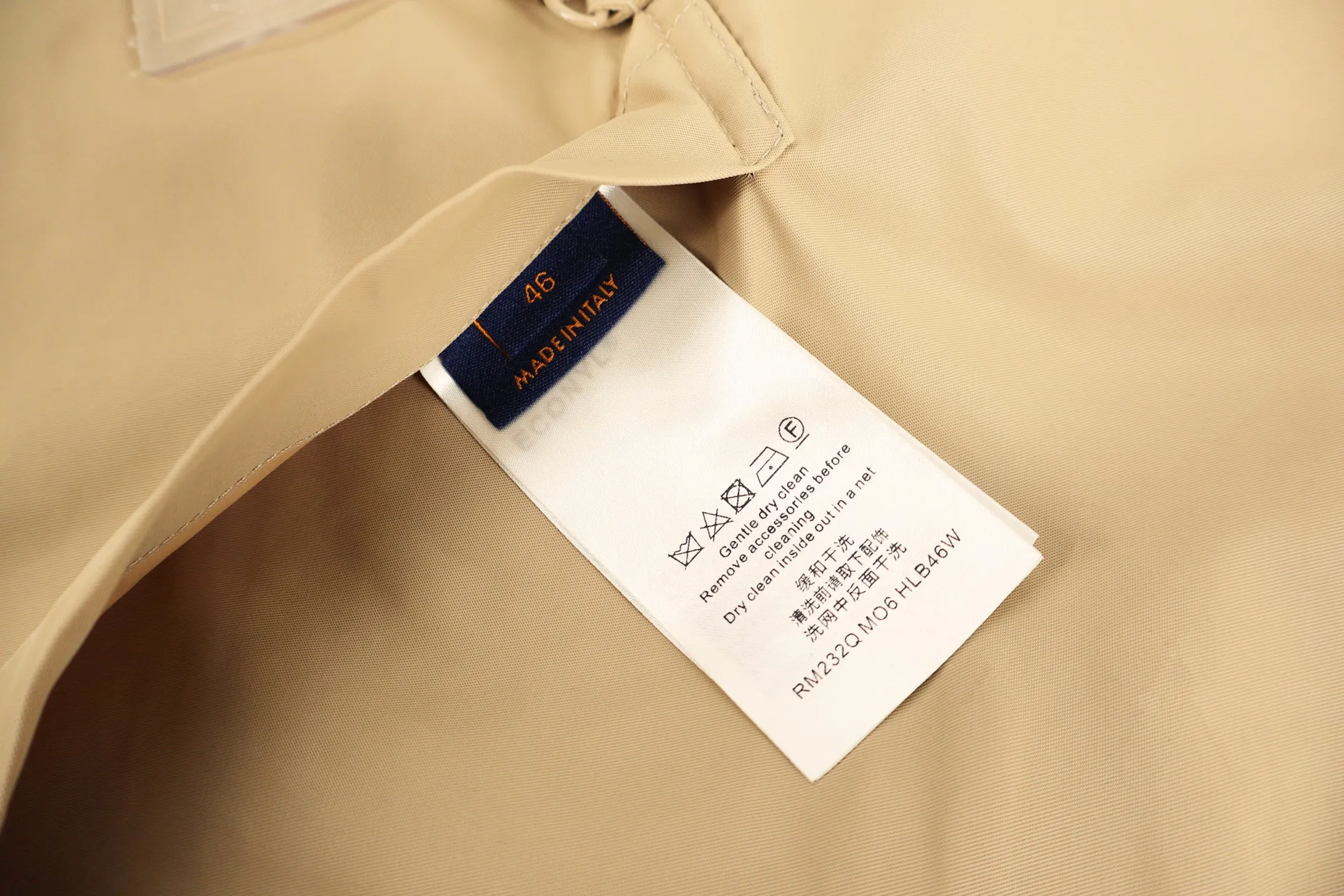 🅿️700 1v full-print double-sided windbreaker jacket (khaki color) original purchase 22600 This fabric is custom-woven with 50D imported full-gloss nylon yarn jacquard machine with 0.2*0.2 plaid and original plate. 100 mercerized fabric is used inside, which is expensive. Jacquard alignment technology is used. The whole garment has 36 pieces. It is very difficult to sew. All hardware is fully molded and customized. All patterns in the garment are fully aligned. The inside uses very complicated back and forth stitching to completely match the original. Size:46-48-50-52